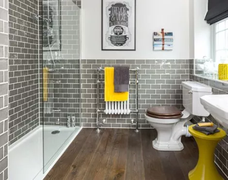 sárga szürke fürdőszoba